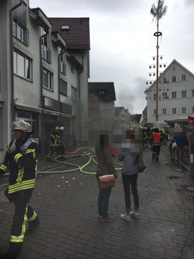 Stuttgart-Degerloch: Brand eines Verteilerkastens sorgt fuer starke Rauchentwicklung - Wochenmarkt geraeumt